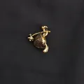 Elegante spilla a tartaruga dorata vintage con strass scintillanti su tessuto nero - Oro Vintage Opaco