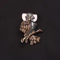 Vintage gouden uil emaille broche accessoire met grijze en witte details details - Grijs Witte Emaille Retro Uil (D2-3-6730)