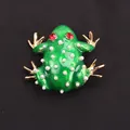 Elegante groene emaille kikkerbroche met fonkelende rode ogen en witte parelspots - Goud Groen Emaille Parel Kikker (F2-4-9948)