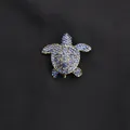 Spilla a forma di tartaruga color oro con strass blu scintillanti per moda ed eleganza. - Oro + Strass Blu