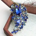 Elegante vintage broche met blauwe kristallen en fonkelende steentjes in goudkleur. - Blauwe Tint Gestroomlijnde Stijl