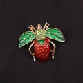 Unieke creatieve aardbei bijenbroche met sprankelende kristallen en emaille vleugels - Aardbei Vorm Bij Stijl (M4-4-1659)