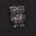 Elegante vintage zilveren uil speld met blauwe en rode fonkelende strass steentjes - Roze Blauwe Iridescente Retro Uil (K4-1-2403)