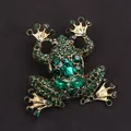 Vintage kikkerbroche met fonkelende groene kristallen en antiekgouden afwerking. - Vintage Goud Groene Strass Kikker (K2-4-2270)