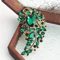 Elegante smaragdgroene kristallen broche in vintage goudkleurige strass zetting - Smaragdgroene Veer Stijl