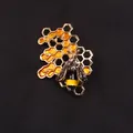 Elegante goudkleurige bijenbroche met geometrische honingraat en strass-detail - Honingraat Achtergrond Bij Stijl (C5-3-8243)
