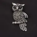 Vintage uilenbroche in antiek zilver met zwarte kristallen op zwarte achtergrond - Zwart Grijze Strass Retro Uil (K8-1-3115)