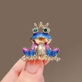 Vintage stijl kleurrijke emaille kikker broche met een gouden kroon en groene ogen - Blauw Paarse Kroon Kikker (P5-5-6337)