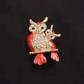 Rode emaille dubbele uil broche met heldere kristallen op zwarte stoffen basis - Rode Emaille Dubbele Uilen (N2-3-4236)
