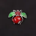 Levendige bijenbroche met rood appellichaam, groene emaille bladervleugels en stras - Appel Vorm Bij Stijl (F7-5-568)