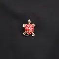 Spilla a tartaruga dorata lucida con smalto rosso e strass trasparenti su tessuto nero - Oro + Smalto Rosso