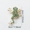 Modieuze kikkerbroche met groene strassteentjes en gouden afwerking - Volledige Strass Groene Kikker (C4-4-8046) / 4cm x 3cm