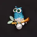 Prachtige vintage blauwe emaille uilenbroche met groene ogen en een parelaccent - Donkerblauwe Emaille Parel Uil (B3-6-5977)