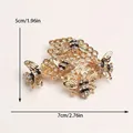 Uniseks goudkleurige honingbij-broche met glinsterende strass-steentjes, 7 cm x 5 cm - Multi-Bij Honingraat Combinatie Stijl (O9-2-5744)