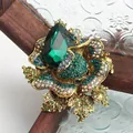 Luxe vintage bloemenbroche met groot groen kristal en kleurrijke strass-steentjes - Vintage Goud Groene Strass Bloem Stijl
