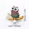 Vintage emaille uilenbroche met bladeren en parel accent, maat 4 cm bij 1,57 inch - Bruin Groene Emaille Hangende Parel Uil (J6-5-1173)