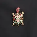 Elegante spilla a forma di tartaruga dorata vintage con strass colorati su fondo nero - Bronzo + Multicolore