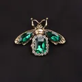 Vintage bijenbroche versierd met smaragdgroene en sprankelende heldere kristallen. - Donkergroene Rechthoekige Strass Vintage Bij Stijl (C2-2-9121)