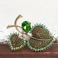 Elegante vintage luxe groene kristallen bladbroche met fonkelende strass-accenten - Peervormige Groene Strass Blad Stijl