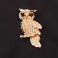 Prachtige gouden uil broche met schitterende strass-steentjes en diepzwarte ogen - Gouden Volledige Strass Uil (K8-1-3116)