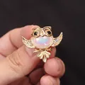 Vintage goudkleurige uil broche met iriserende middensteen en vleugels van strass - Iridescente Hoofdsteen Gouden Uil (P9-5-6693)