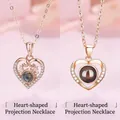 Roségouden hart projectie ketting met Ik hou van je in 100 talen, romantisch cadeau voor haar. - Hart Gewei en Eenvoudig Hart Projectie Halsketting Set / Geschenkdoos