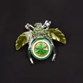 Gedetailleerde groene bijenbroche met sprankelende strass en emaille citroenschijfje - Limoenschijf Vorm Bij Stijl (L5-5-3562)