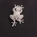 Elegante zilveren kikkerspeld volledig bezet met fonkelende strass-steentjes op stof - Zilver Volledig Wit Strass Kikker (C4-1-8014)
