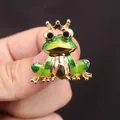 Charmante groene emaille kikker broche met gouden kroon en sprankelende glitters - Kroon Groen Glitter Emaille Kikker (I7-5-3702)
