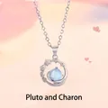 Elegante Pluto en Charon halsketting met blauwe hemelsteen en halve maan design - Pluto en Charon / Eenvoudige Verpakking / Zilver