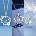 Detailopname van drie zilveren kettingen met vlinder-, dolfijn- en bladhangers in blauw. - Vlinder & Koi & Eucalyptus / 3 Stuks (Eenvoudige Verpakking) / Zilver