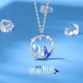 Detailopname van zilveren zeemeermin staart ketting met blauwe maansteen en zirconia. - Eenvoudige Verpakking / Zeemeermin Band