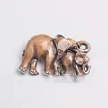 Broche de elefante madre e hijo en esmalte de estilo vintage con detalles metálicos - Elefante Oro Champagne (k7 - 4 - 3050)