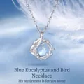 Elegante zilverkleurige ketting met vogel en blad hanger en ronde blauwe steen - Eucalyptus en Vogel / 1 Stuk (Eenvoudige Verpakking) / Zilver