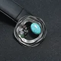 Detailopname van vintage artistieke broche met turquoise steen en antieke afwerking - Geometrische Ring met Turkoois-look Steen