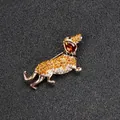 Prachtige teckel broche met barnsteenkleurige strass steentjes voor kleding - Barnsteen Teckel