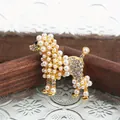 Schattige poedelbroche met witte parels en sprankelende strass-steentjes in goud - Parel Poedel