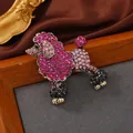 Elegante poedelbroche met levendige roze en donkerblauwe strasstenen op een goud. - Roze Poedel