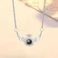 Elegante zilveren vleugelprojectieketting met '100 talen Ik hou van jou' steen. - Engelenvleugel Stijl