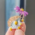 Creativa spilla a riccio in smalto con fiore viola, grazioso accessorio moda per abiti - Margherita Viola e Grigio