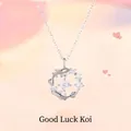 Gedetailleerde weergave van zilveren koi-karper hanger ketting met fonkelende steen - Geluks-Koi / Eenvoudige Verpakking / Zilver