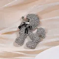 Elegante fonkelende poedel hondenspeld met witte en zwarte steentjes op zijden stof - Zilveren Volledige Strass Poedel