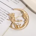 Spilla vintage in oro opaco con viso di luna crescente e fata con accenti di perle - modello 3
