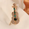 Prachtige vintage vioolvormige speld met smaragdgroene kristallen en parel in goud - Strass Gouden Viool (SMT1005005925508747)