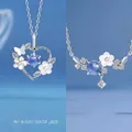 Elegante zilverkleurige ketting met hart- en bloemmotieven en blauwe kristallen - Hart in Bloei + Bloemen Verwelken Nooit / Eenvoudige Verpakking