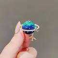 Elegante broche de planeta esmaltado con anillo de pedrería y colgante de avión dorado - Planeta Avión (7)