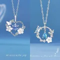 Elegante zilveren vlinder- en bloemketting met een blauwe kristallen steen - Hart in Bloei + Vlinder en Bloem / Eenvoudige Verpakking