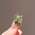 Elegante broche de flor de cristal verde y transparente en montura dorada para mujer - Racimo Verde Esmeralda (9)