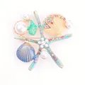 Prachtige emaille broche met oceaanthema, zeesterren, schelpen en decoratieve parels. - Mariene Bio Combo met Kunstparel (m1-5-3262)