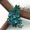 Elegante vintage bloemenbroche met smaragdgroene en koningsblauwe kristallen stenen - Stijl 16 (Smaragd en Koningsblauw Bloemencluster)
